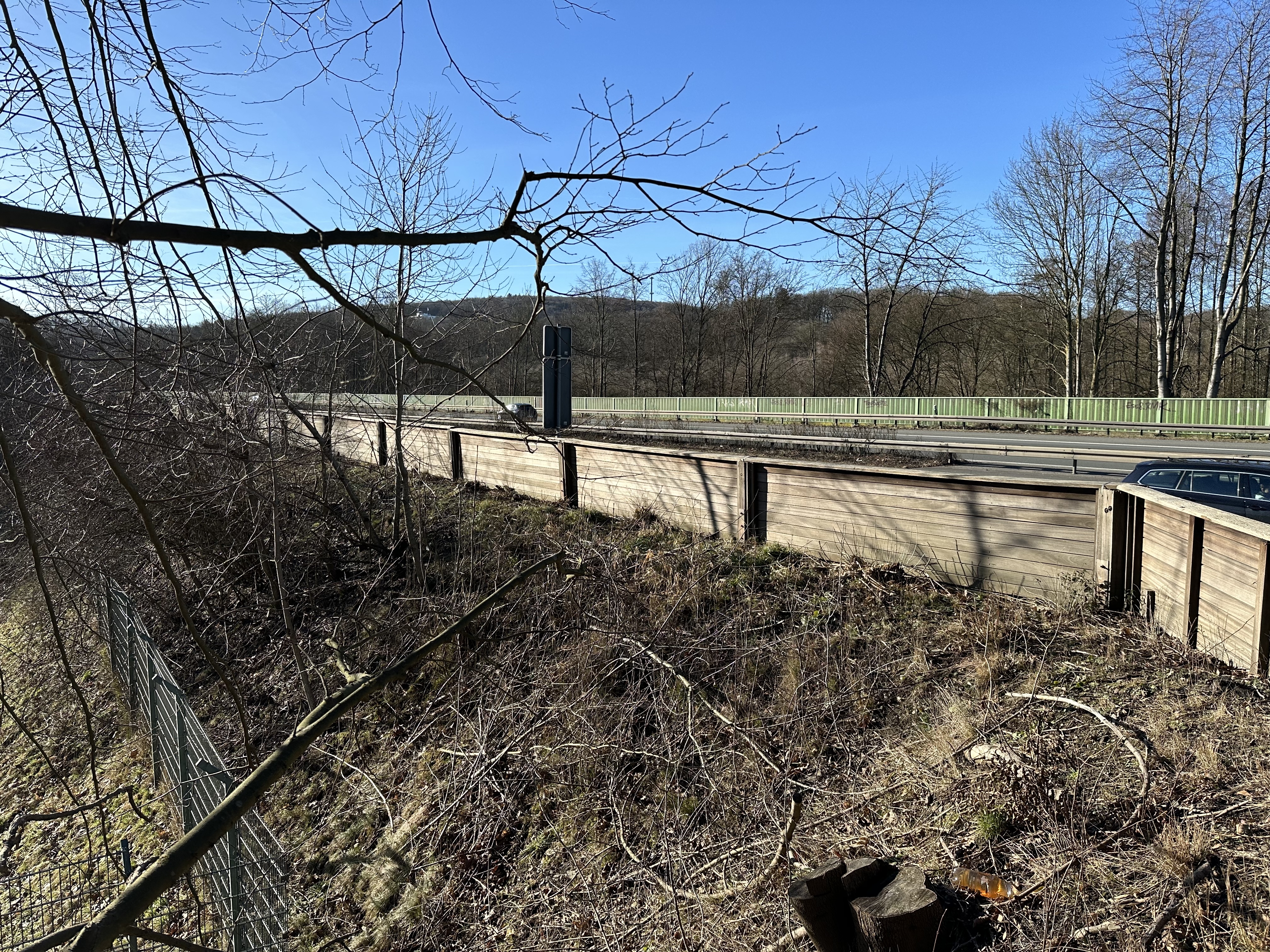 Eine Lücke in der Lärmschutzwand zur A46 im Neheimer Binnerfeld