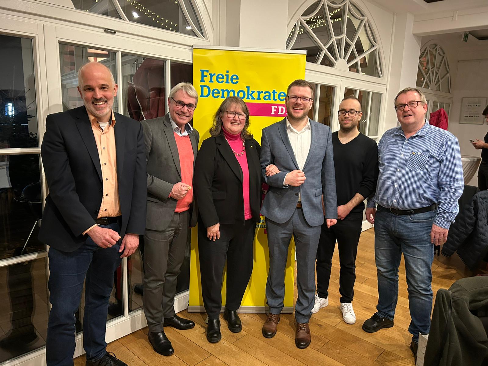 Sebastian Plothe, Carlo Cronenberg MdB (Kandidat für den deutschen Bundestag), Christine Becker, Daniel Wagner, Gerhard Dukati und Reinhard Pennekamp (Vorsitzender) beim außerordentlichen Ortsparteitag zur Aufstellung der Kommunalwahlkandidaten.