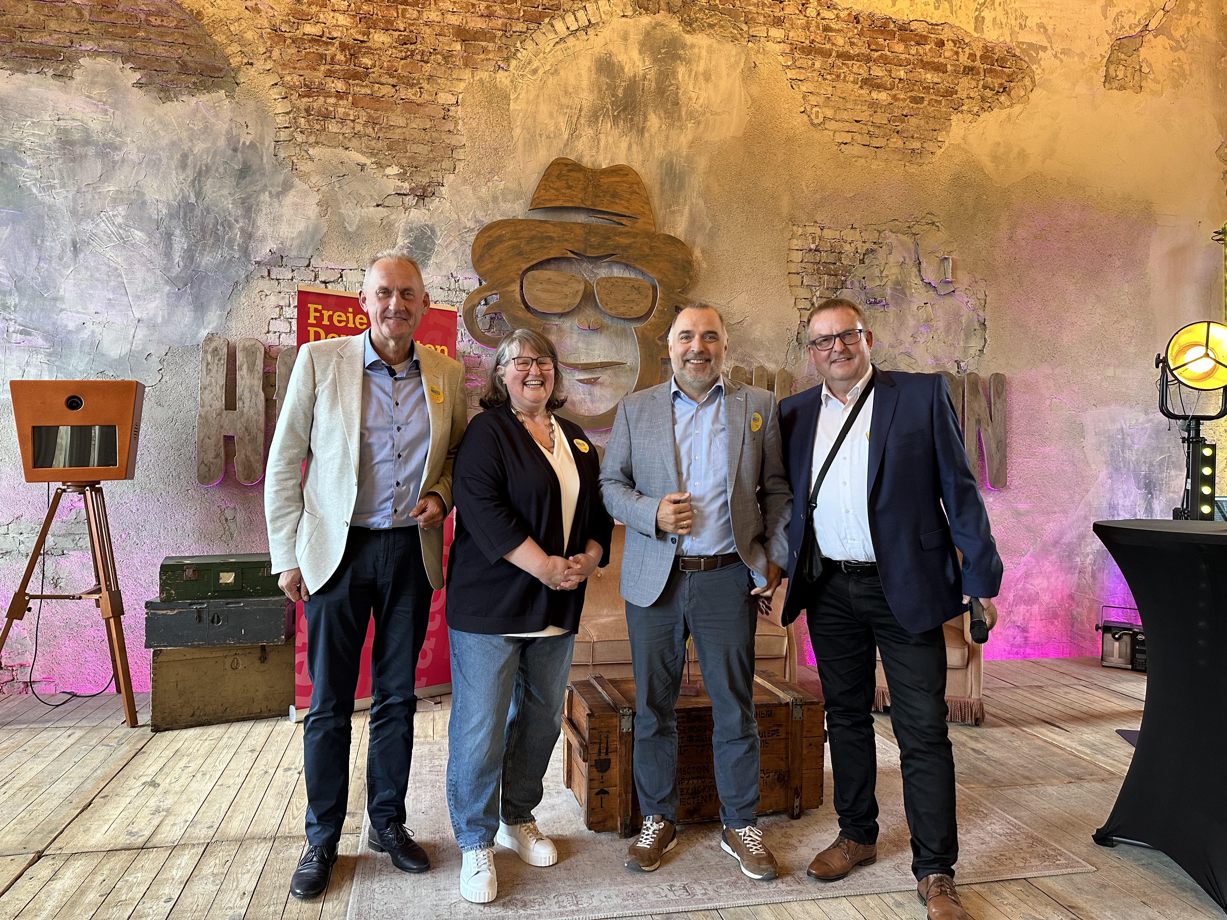 Die Bürgermeisterkandidaten Peter Blume (CDU), Christine Becker (FDP) und Ralf-Paul Bittner (SPD) mit Ortsverbandsvorsitzendem Reinhard Pennekamp