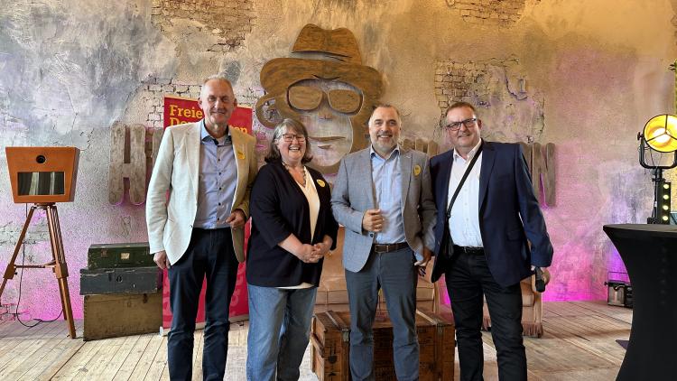 Die Bürgermeisterkandidaten Peter Blume (CDU), Christine Becker (FDP) und Ralf-Paul Bittner (SPD) mit Ortsverbandsvorsitzendem Reinhard Pennekamp